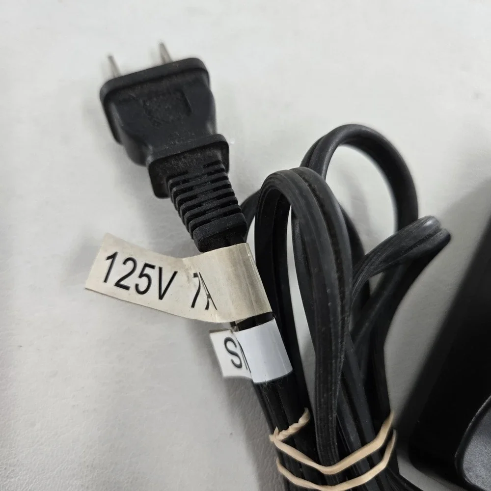 Nikon MH-18a Quick Charger + One Battery For Parts Or Not Working